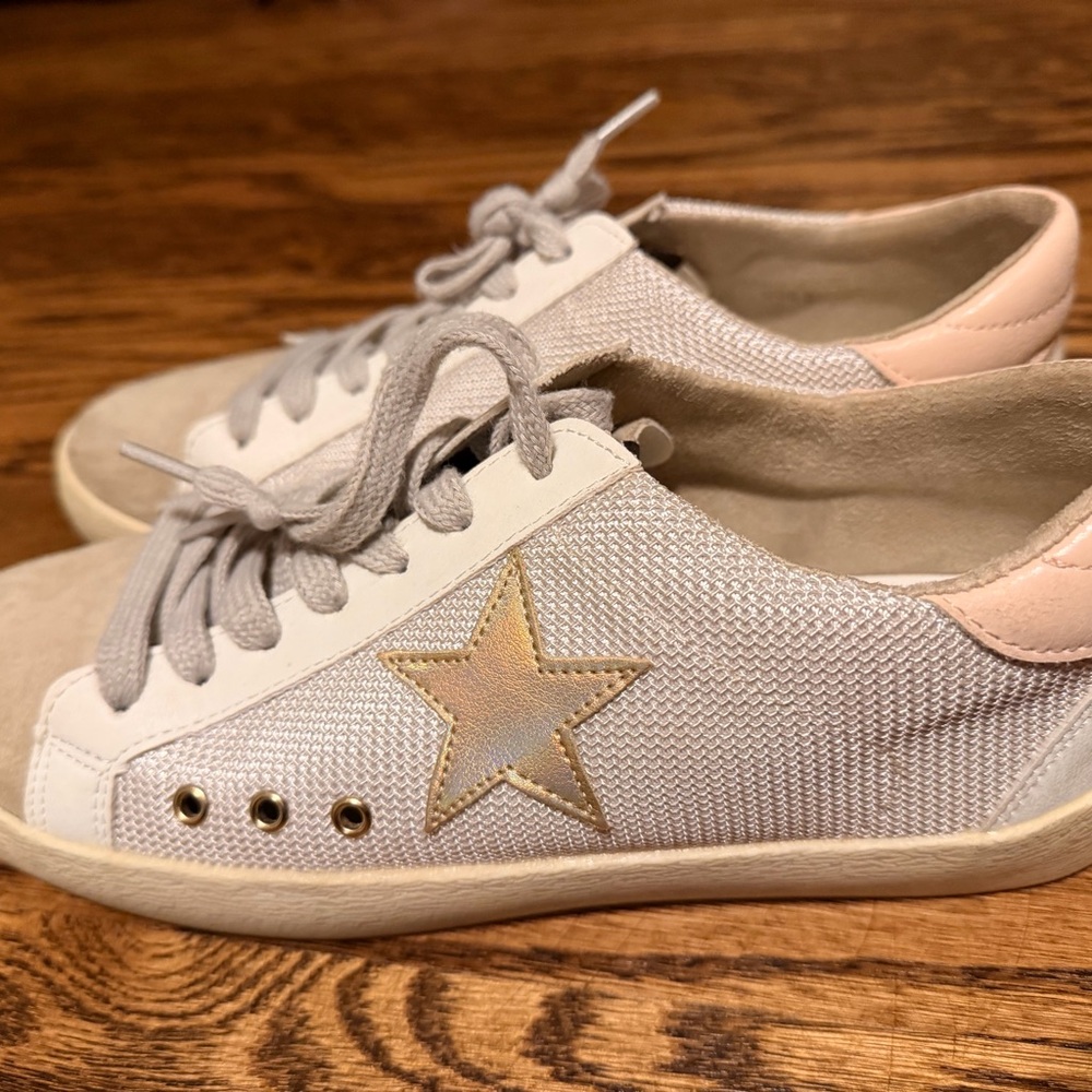 Women's Low-Top Sneakers in Light Gray with Gold Star Accent